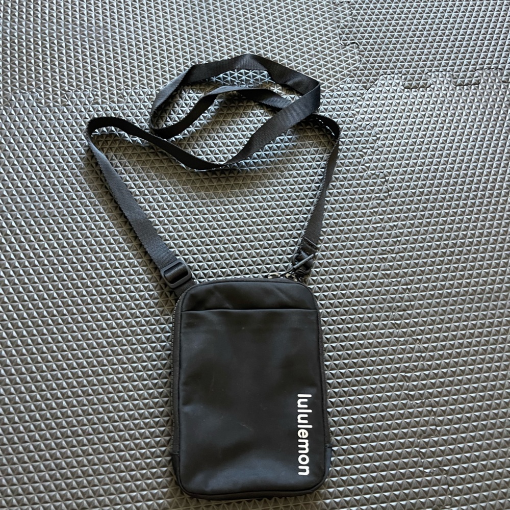 Lululemon Easy Access Crossbody Bag *Original Design
